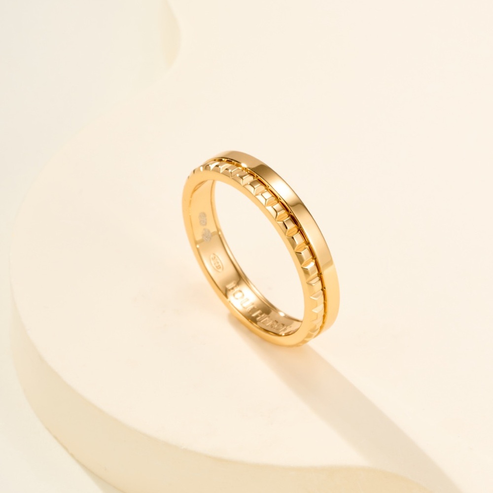 Polished Gold Women's Band with Sculpted Edge
